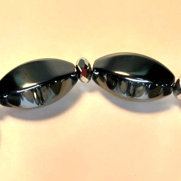 Handmade Hematite Oval Barrel Stretch Bracelet with Gray Facet Beads - Picture 4 of 6